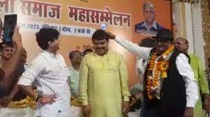 जादूगर ने दिखा दिया भारी सभा में अपना जादू