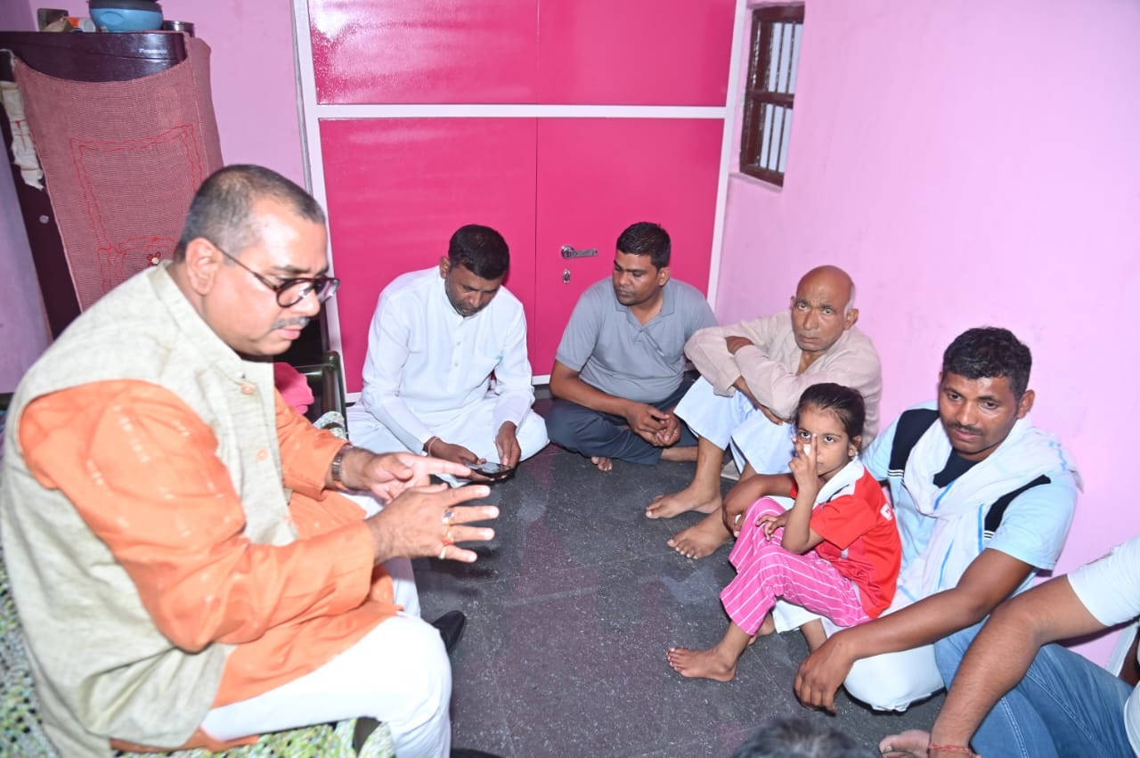 अरुण हलधर पहुंचे दलित युवक के घर