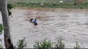 बारिश की वजह से  रेलवे ट्रैक में पानी भरा