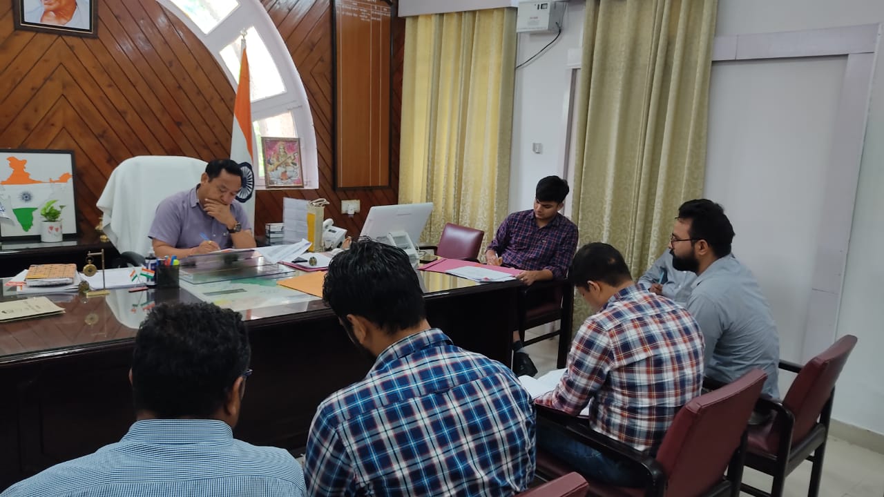 जिलाधिकारी धीराज सिंह गर्ब्याल ने की बैठक