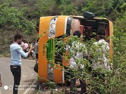 डिंडोरी के  बगदरा घाट में पलटी बस