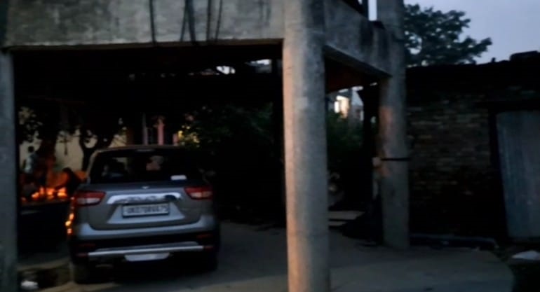 मंदिर की आड़ में जमीन पर कब्जा कर रहे दबंग