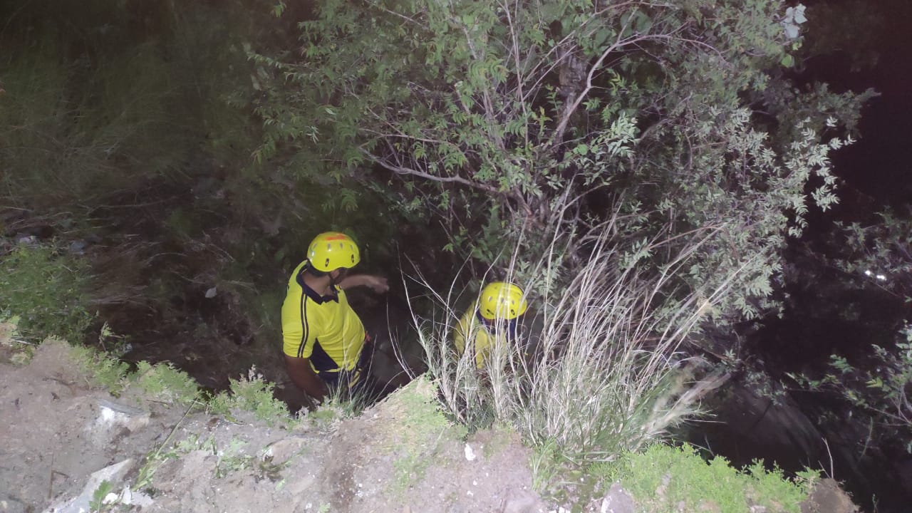 गहरी खाई में टाटा ट्रक गिरा