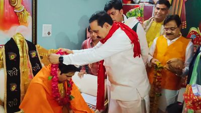 गृह मंत्री मिश्रा ने मनाई बागेश्वर धाम में गुरु पूर्णिमा