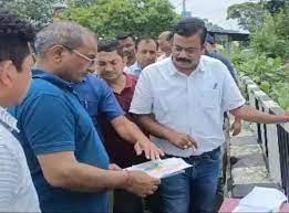 जिलाधिकारी ने बैगुल नदी के पुल का किया निरीक्षण