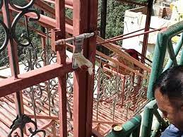 प्रशासन नोटिस टाइम खत्म होने से पहले तोड़ रहा दुकानें