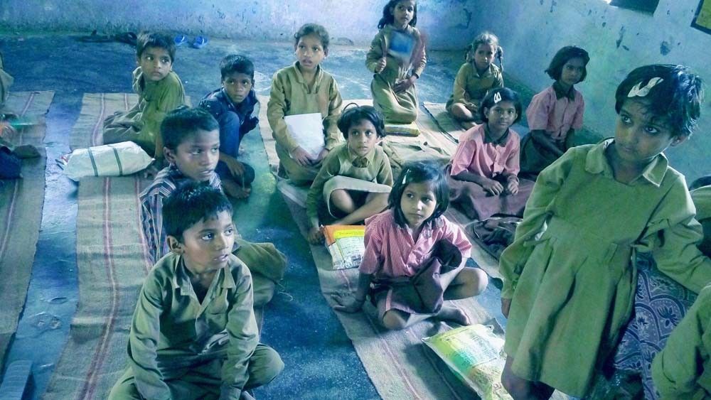 टपकती छत के नीचे बैठने को मजबूर बच्चे