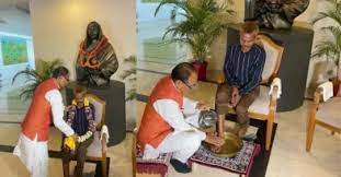 पीड़ित को हाथ पकड़कर CM हाउस ले गए