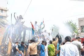 कांग्रेस कार्यकर्ताओं का भाजपा नेता के घर प्रदर्शन