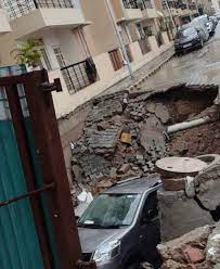 पहली बरसात में ही डूब गई कालोनी की  गाड़ियां