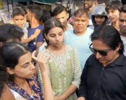 सोशल मीडिया के लिए वीडियो बना रहे थे