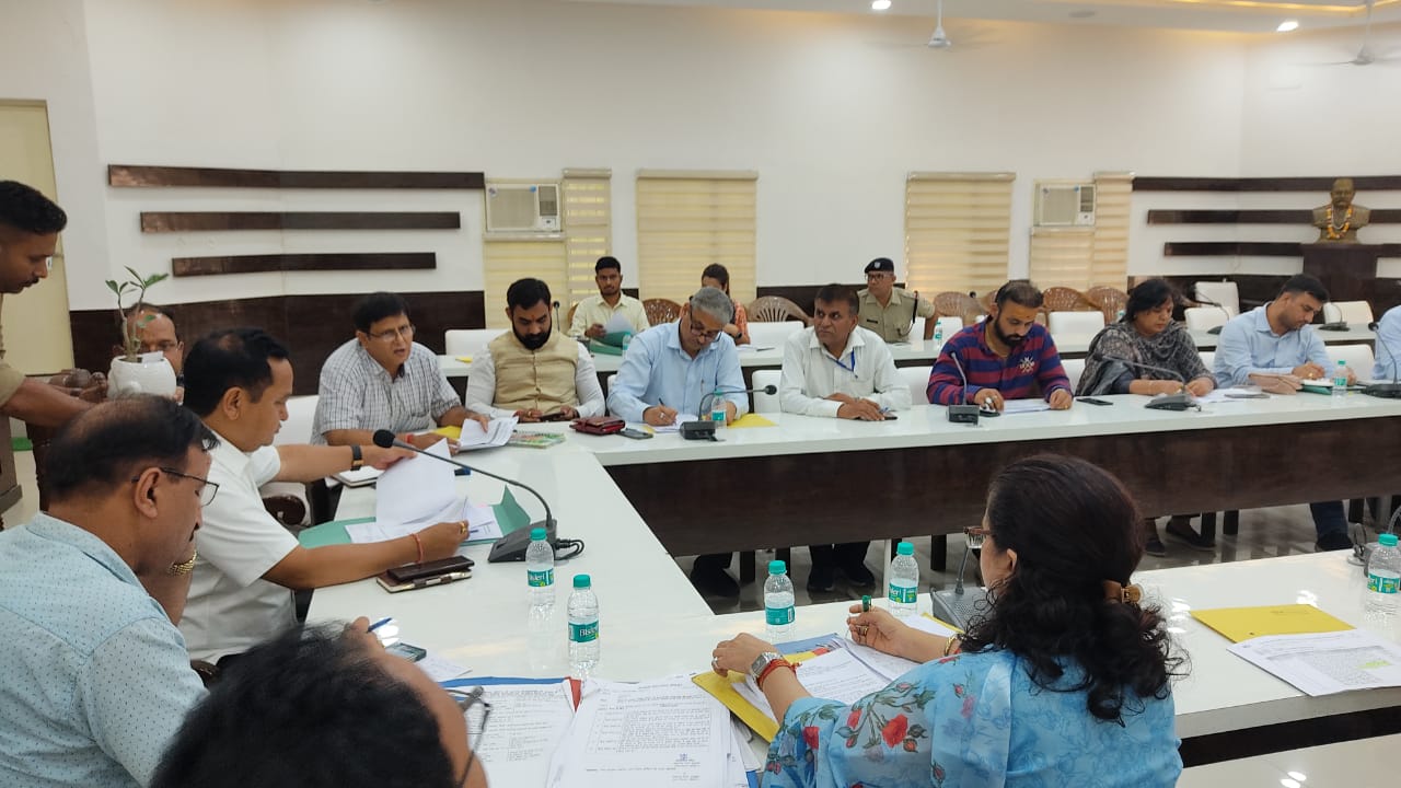 जिलाधिकारी ने गंगा के लिए  बैठक की