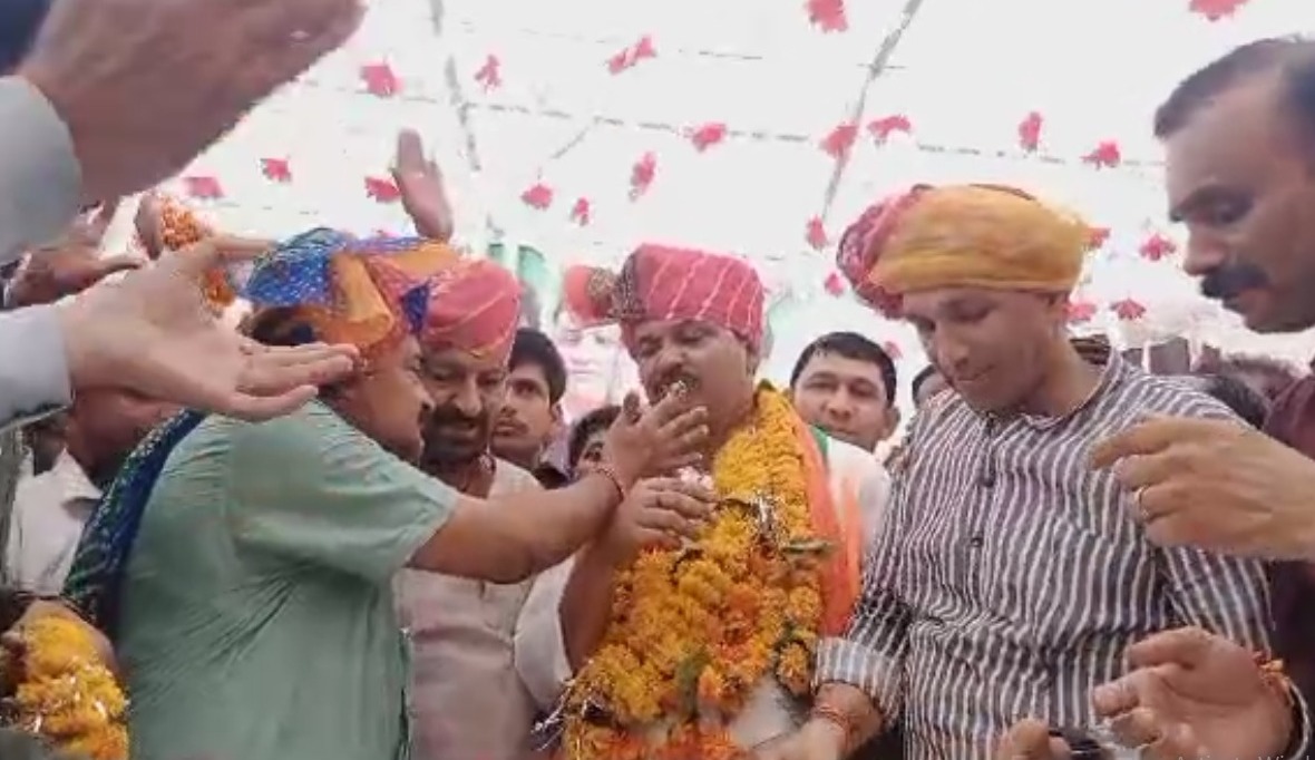 कांग्रेस नेता ने मनाया सियासी अंदाज में जन्मदिन