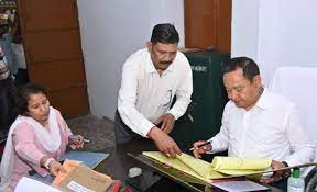 जिलाधिकारी धीराज सिंह गर्ब्याल ने की बैठक