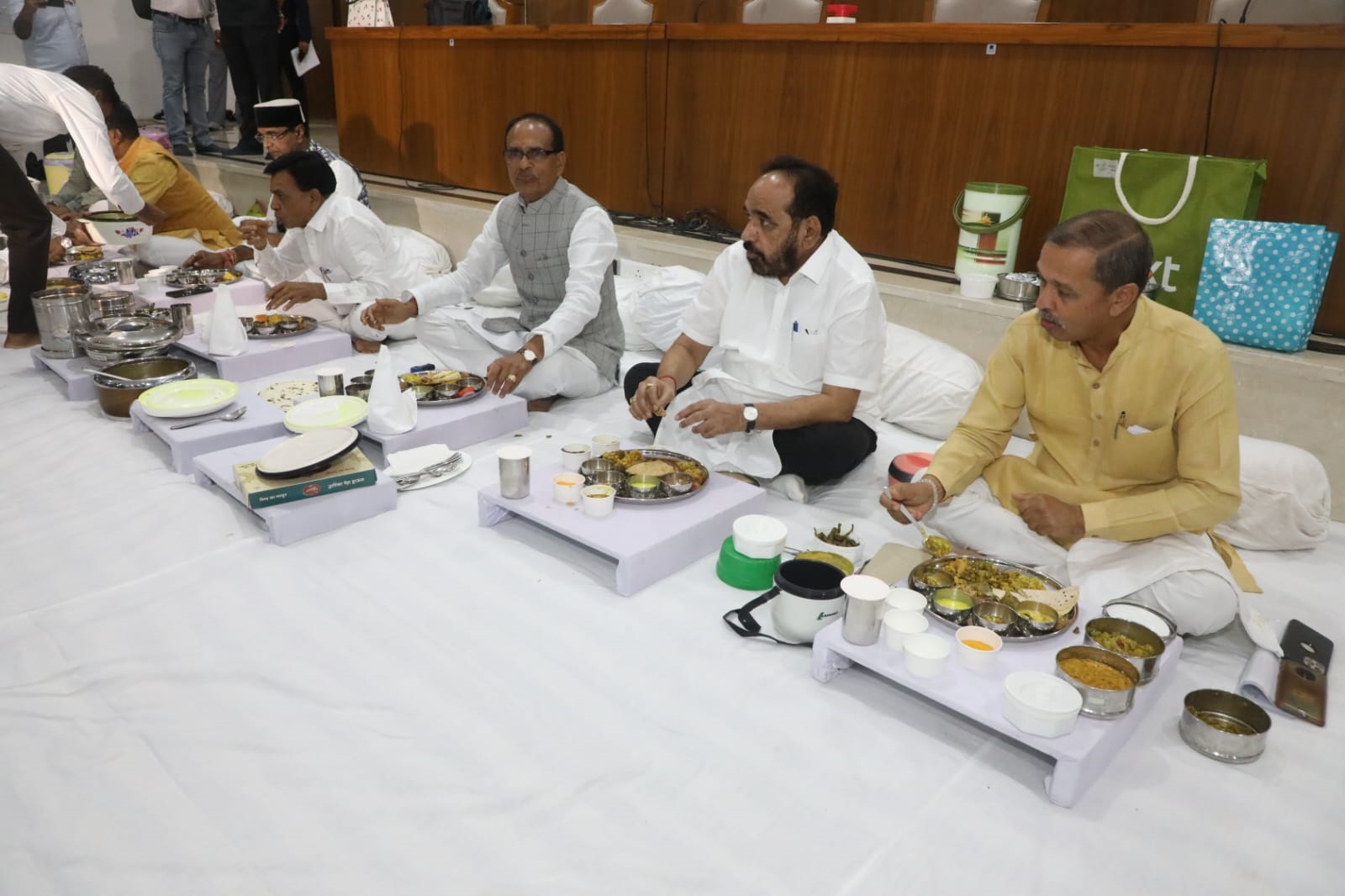 शिवराज मंत्रिमंडल की टिफिन पार्टी
