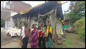 नामदेव परिवार झोपड़ी में रहने को मजबूर