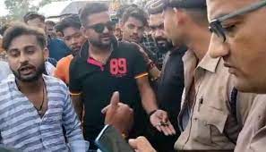 लड़कियों को छेड़ रहा था कांग्रेस नगर उपाध्यक्ष