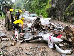 उत्तरकाशी में पहाड़ी से गिरे वाहन