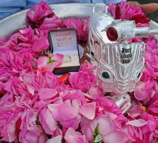 सांवरा सेठ को चांदी का स्कूटर दान