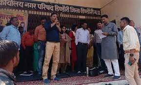 शासकीय कर्मचारियों ने दिया धरना