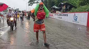 बारिश में कावड़ियों की आफत