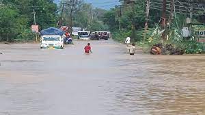 बाढ़ की जद में आए कई परिवार