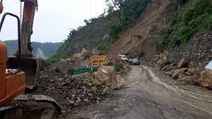 यमुनोत्री हाइवे मलबे के कारण बंद