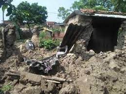 बारिश के चलते गिरा अवैध मकान