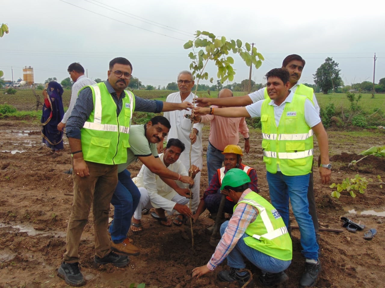 देवास ग्रामीणों ने किया पौधरोपण