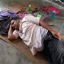 स्कूलों में बैग को तकिया बनाकर सो रहे शिक्षक
