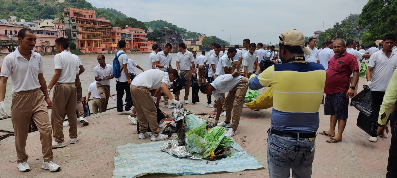 पुलिस चला रही है सफाई अभियान