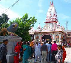 श्रद्धालुओं की लगी मंदिर में कतार