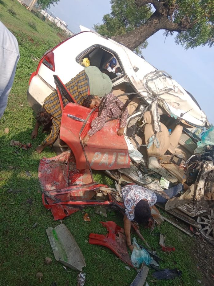 ट्रक-पजेरो कार में हुई जोरदार भिड़ंत