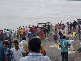 हरियाली अमावस्या पर नर्मदा स्नान के लिए लगी भीड़