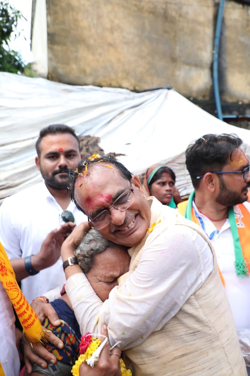 शिवराज ने किया बुजुर्ग अम्मा से वादा