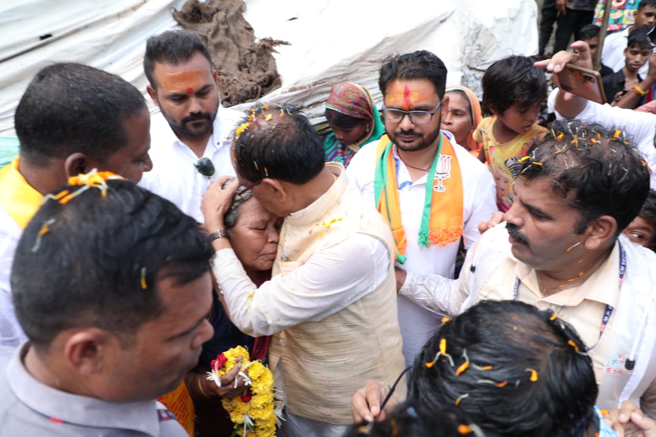 शिवराज ने किया बुजुर्ग अम्मा से वादा