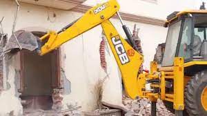 खनन माफिया के घर चला बुल्डोजर