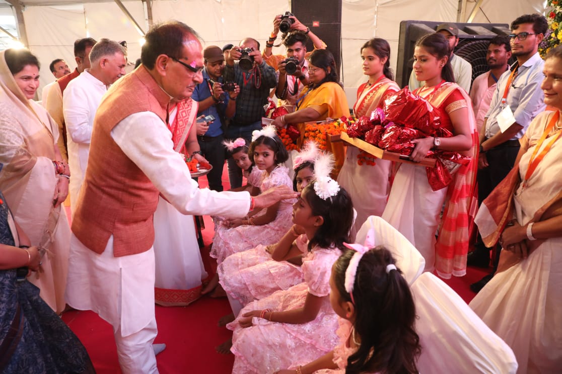 शिवराज ने डाली छात्रों के खाते में लैपटॉप की राशि