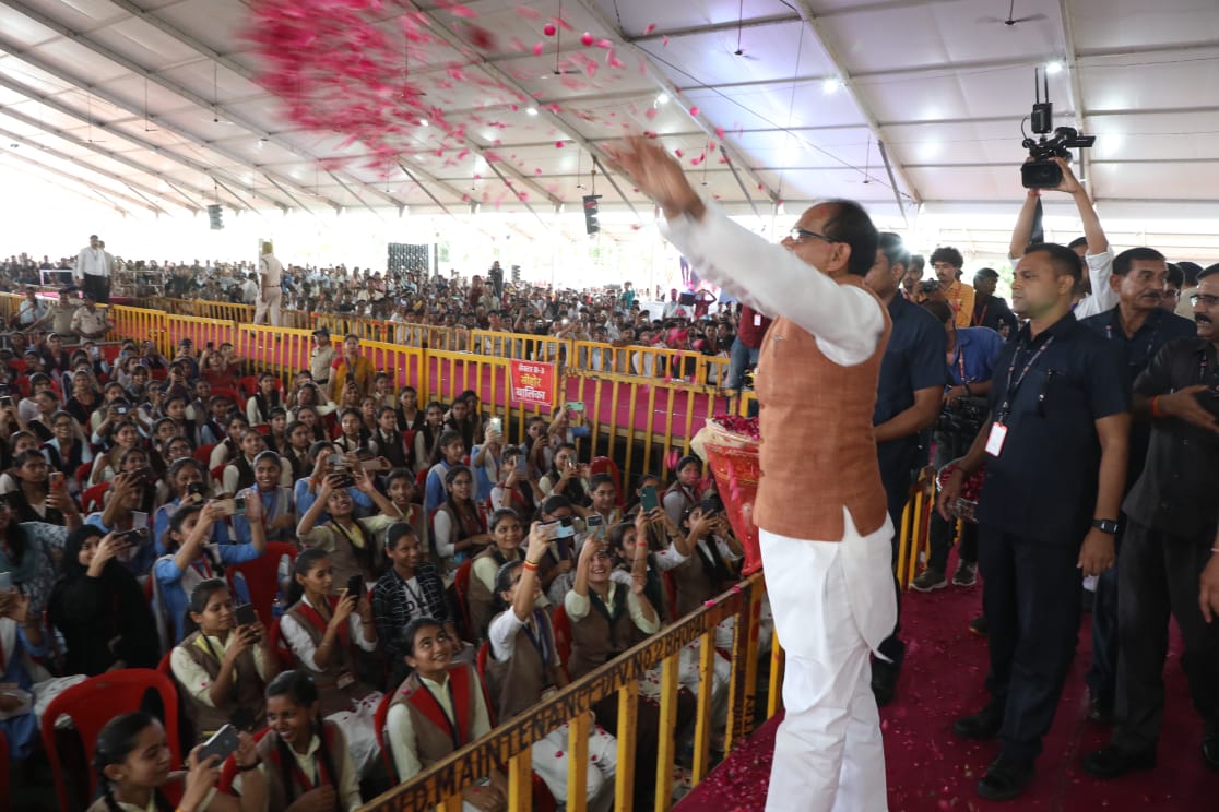 शिवराज ने डाली छात्रों के खाते में लैपटॉप की राशि