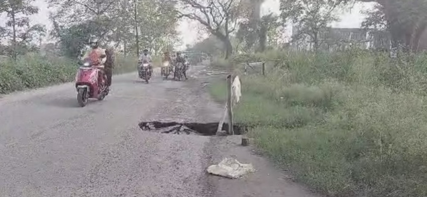 बारिश के कारण सड़क टूट गई है