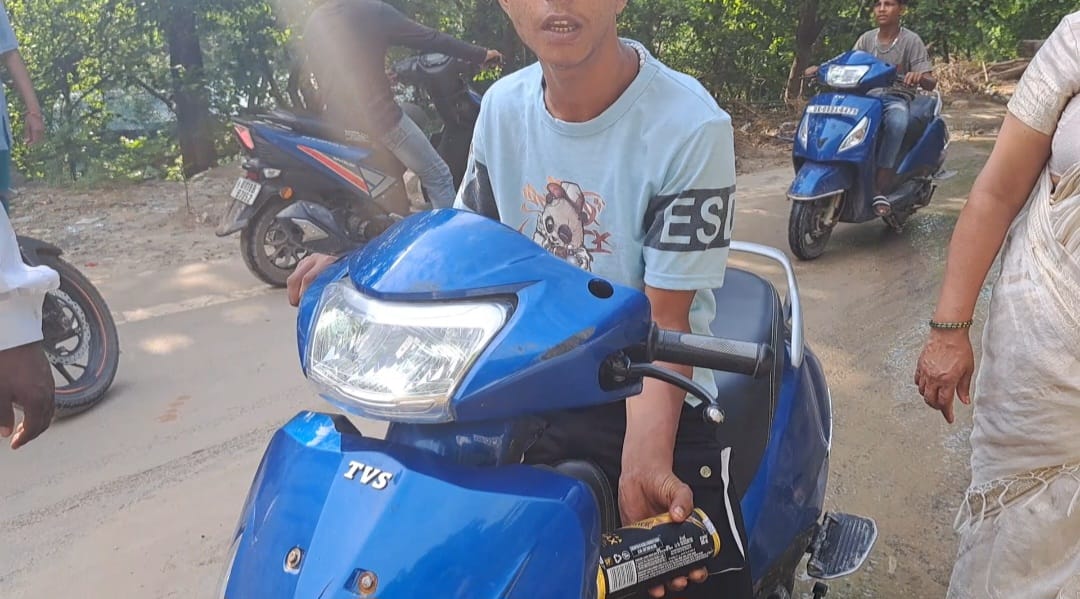 नशे में धुत होकर स्कूटी चला रहे चालक