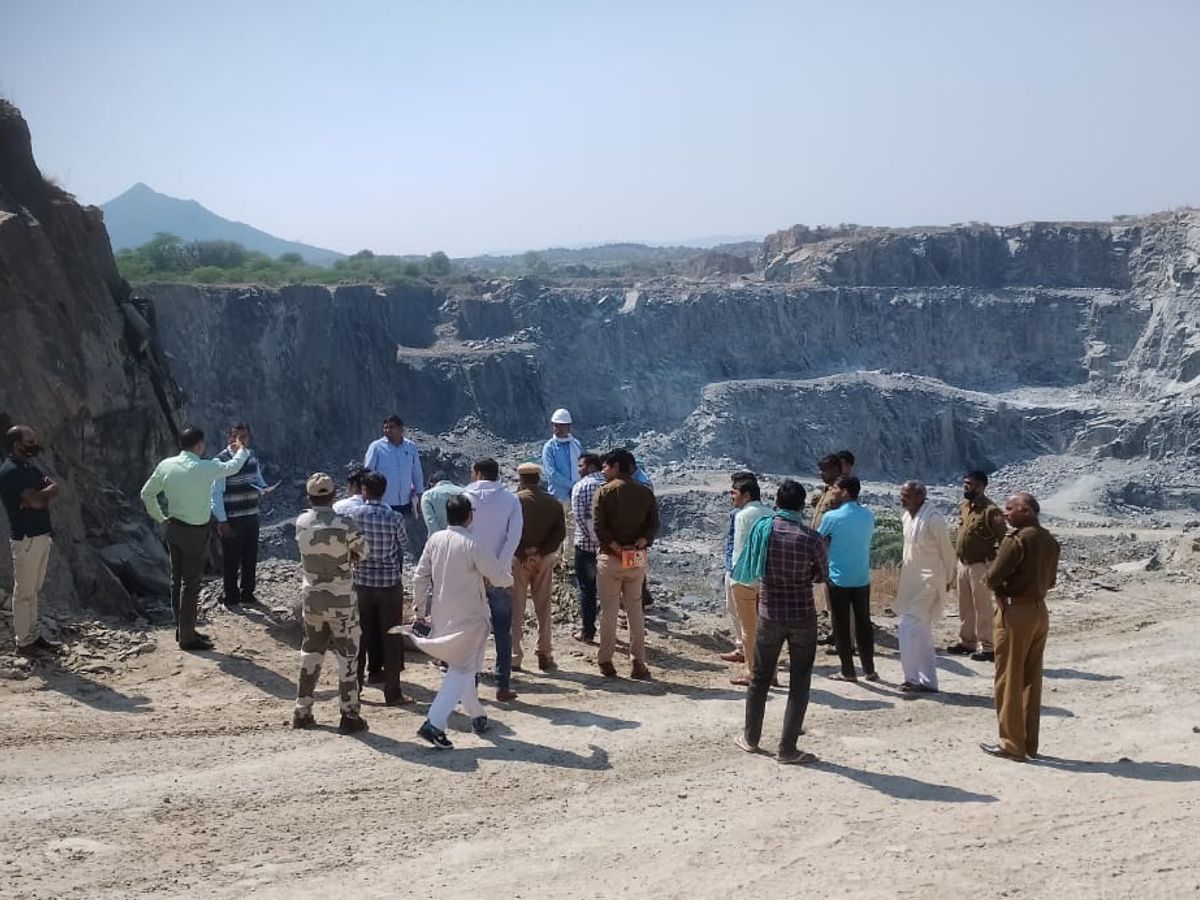  हैवी ब्लास्टिंग से पूरा गांव दहल रहा है