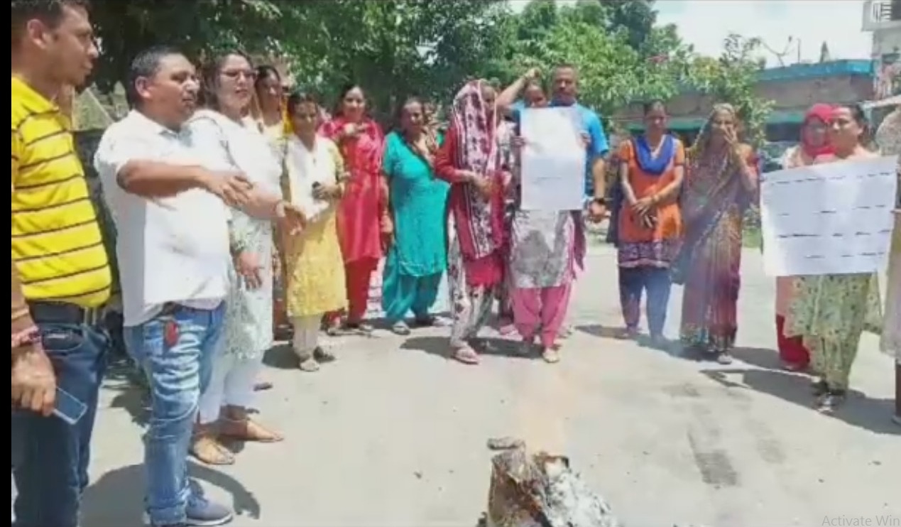 विरोध की चिंगारी उत्तराखंड में सुलग रही 