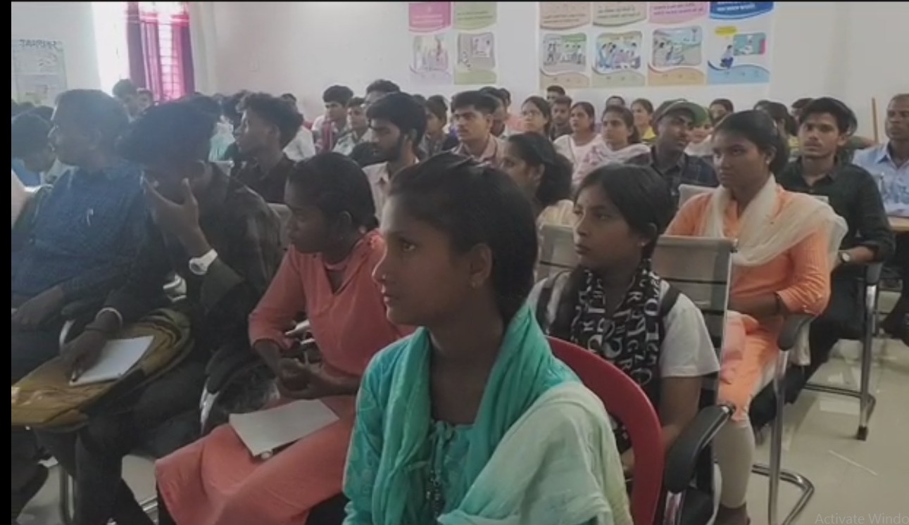 बच्चों को यातायात नियमों की जानकारी भी दी