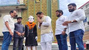 कार्यकर्ताओं के साथ कैबिनेट मंत्री सौरव बहुगुणा