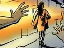 बाइक सवार आरोपियों ने  की छेड़छाड़