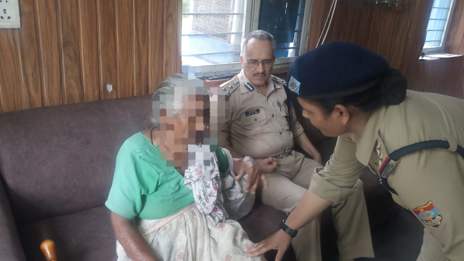 एसएसपी ने बुजुर्ग महिला को खिलाया भोजन