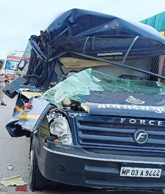 कैदियों के वाहन का हुआ एक्सीडेंट