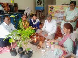 पतंजलि संस्था की महिलाओं ने बांटे पौधे