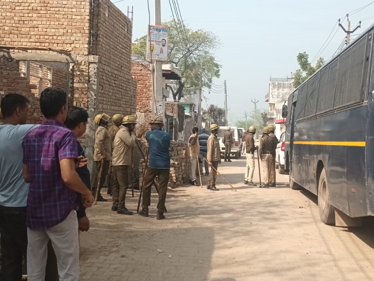 बजरंग दल ने थाने के सामने हनुमान चालीसा का पाठ किया